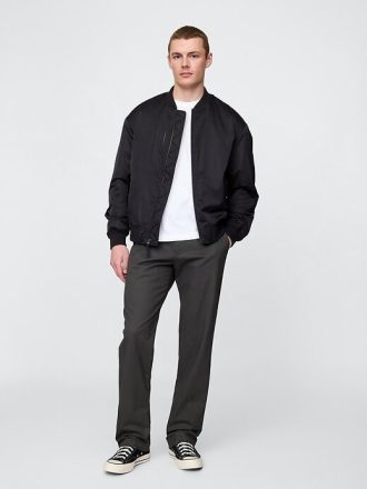 Moderne Khakis im Relaxed Fit