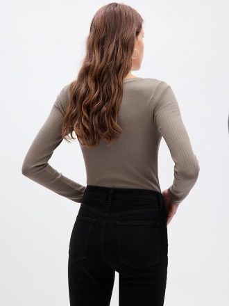 Moderner gerippter Henley-Body