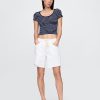 Modernes Crop-T-Shirt mit Flügelärmeln Modernes Crop-T-Shirt mit Flügelärmeln