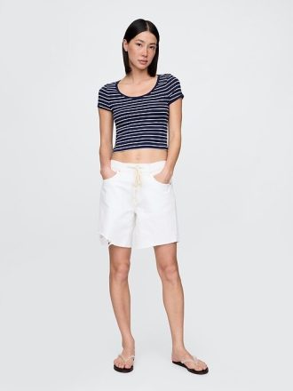 Modernes Crop-T-Shirt mit Flügelärmeln