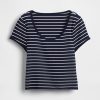 Modernes Crop-T-Shirt mit Flügelärmeln Modernes Crop-T-Shirt mit Flügelärmeln