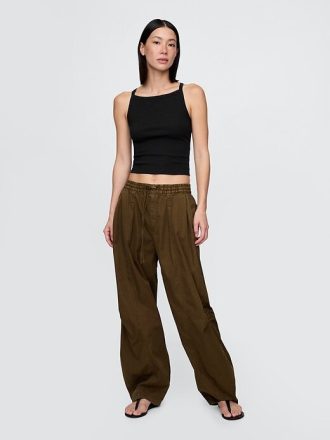 Modernes Crop-Tanktop mit Schürzenkragen