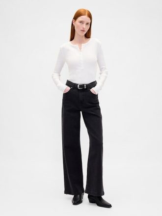 Modernes geripptes Henley-T-Shirt