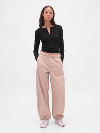 Modernes geripptes Henley-T-Shirt
