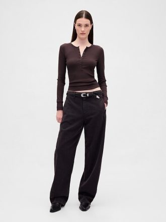 Modernes geripptes Henley-T-Shirt