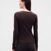 Modernes geripptes Henley-T-Shirt Modernes geripptes Henley-T-Shirt