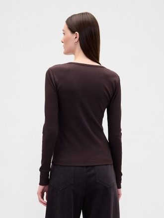 Modernes geripptes Henley-T-Shirt