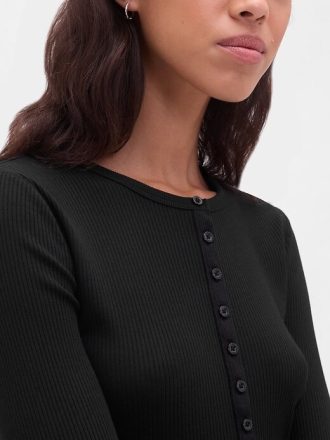 Modernes geripptes Henley-T-Shirt