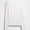 Modernes geripptes Henley-T-Shirt Modernes geripptes Henley-T-Shirt