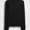 Modernes geripptes Henley-T-Shirt Modernes geripptes Henley-T-Shirt