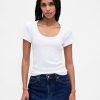 Modernes, geripptes, kurzes T-Shirt mit U-Ausschnitt Modernes, geripptes, kurzes T-Shirt mit U-Ausschnitt