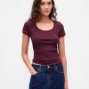 Modernes, geripptes, kurzes T-Shirt mit U-Ausschnitt Modernes, geripptes, kurzes T-Shirt mit U-Ausschnitt