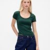 Modernes, geripptes, kurzes T-Shirt mit U-Ausschnitt Modernes, geripptes, kurzes T-Shirt mit U-Ausschnitt