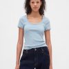 Modernes, geripptes, kurzes T-Shirt mit U-Ausschnitt Modernes, geripptes, kurzes T-Shirt mit U-Ausschnitt
