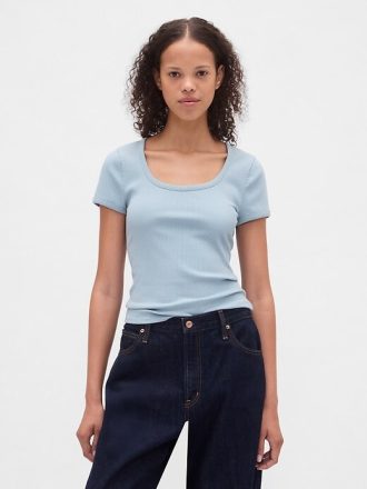 Modernes, geripptes, kurzes T-Shirt mit U-Ausschnitt