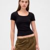 Modernes, geripptes, kurzes T-Shirt mit U-Ausschnitt Modernes, geripptes, kurzes T-Shirt mit U-Ausschnitt