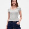 Modernes, geripptes, kurzes T-Shirt mit U-Ausschnitt Modernes, geripptes, kurzes T-Shirt mit U-Ausschnitt