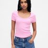 Modernes, geripptes, kurzes T-Shirt mit U-Ausschnitt Modernes, geripptes, kurzes T-Shirt mit U-Ausschnitt