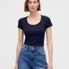 Modernes, geripptes, kurzes T-Shirt mit U-Ausschnitt Modernes, geripptes, kurzes T-Shirt mit U-Ausschnitt