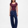 Modernes, geripptes, kurzes T-Shirt mit U-Ausschnitt Modernes, geripptes, kurzes T-Shirt mit U-Ausschnitt