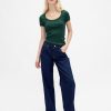 Modernes, geripptes, kurzes T-Shirt mit U-Ausschnitt Modernes, geripptes, kurzes T-Shirt mit U-Ausschnitt