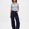Modernes, geripptes, kurzes T-Shirt mit U-Ausschnitt Modernes, geripptes, kurzes T-Shirt mit U-Ausschnitt