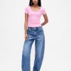 Modernes, geripptes, kurzes T-Shirt mit U-Ausschnitt Modernes, geripptes, kurzes T-Shirt mit U-Ausschnitt