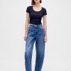 Modernes, geripptes, kurzes T-Shirt mit U-Ausschnitt Modernes, geripptes, kurzes T-Shirt mit U-Ausschnitt