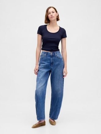 Modernes, geripptes, kurzes T-Shirt mit U-Ausschnitt