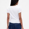 Modernes, geripptes, kurzes T-Shirt mit U-Ausschnitt Modernes, geripptes, kurzes T-Shirt mit U-Ausschnitt