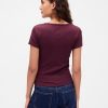 Modernes, geripptes, kurzes T-Shirt mit U-Ausschnitt Modernes, geripptes, kurzes T-Shirt mit U-Ausschnitt