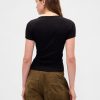 Modernes, geripptes, kurzes T-Shirt mit U-Ausschnitt Modernes, geripptes, kurzes T-Shirt mit U-Ausschnitt