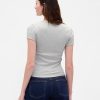 Modernes, geripptes, kurzes T-Shirt mit U-Ausschnitt Modernes, geripptes, kurzes T-Shirt mit U-Ausschnitt