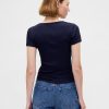 Modernes, geripptes, kurzes T-Shirt mit U-Ausschnitt Modernes, geripptes, kurzes T-Shirt mit U-Ausschnitt