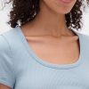 Modernes, geripptes, kurzes T-Shirt mit U-Ausschnitt Modernes, geripptes, kurzes T-Shirt mit U-Ausschnitt