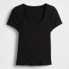 Modernes, geripptes, kurzes T-Shirt mit U-Ausschnitt Modernes, geripptes, kurzes T-Shirt mit U-Ausschnitt