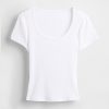 Modernes, geripptes, kurzes T-Shirt mit U-Ausschnitt Modernes, geripptes, kurzes T-Shirt mit U-Ausschnitt
