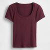 Modernes, geripptes, kurzes T-Shirt mit U-Ausschnitt Modernes, geripptes, kurzes T-Shirt mit U-Ausschnitt