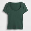 Modernes, geripptes, kurzes T-Shirt mit U-Ausschnitt Modernes, geripptes, kurzes T-Shirt mit U-Ausschnitt