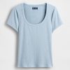 Modernes, geripptes, kurzes T-Shirt mit U-Ausschnitt Modernes, geripptes, kurzes T-Shirt mit U-Ausschnitt