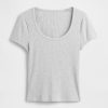 Modernes, geripptes, kurzes T-Shirt mit U-Ausschnitt Modernes, geripptes, kurzes T-Shirt mit U-Ausschnitt