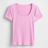 Modernes, geripptes, kurzes T-Shirt mit U-Ausschnitt Modernes, geripptes, kurzes T-Shirt mit U-Ausschnitt
