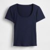 Modernes, geripptes, kurzes T-Shirt mit U-Ausschnitt Modernes, geripptes, kurzes T-Shirt mit U-Ausschnitt