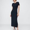 Modernes geripptes Maxi-T-Shirt-Kleid Modernes geripptes Maxi-T-Shirt-Kleid