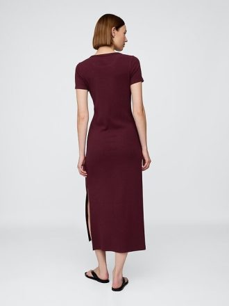 Modernes geripptes Maxi-T-Shirt-Kleid