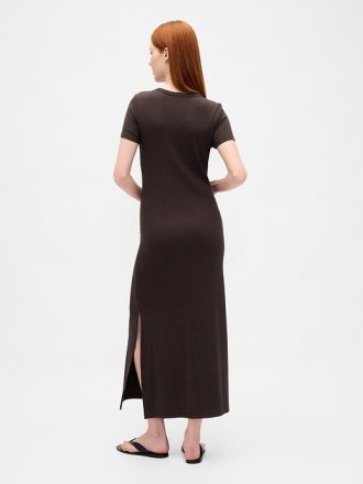 Modernes geripptes Maxi-T-Shirt-Kleid