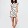 Modernes geripptes Minikleid mit Rüschen Modernes geripptes Minikleid mit Rüschen