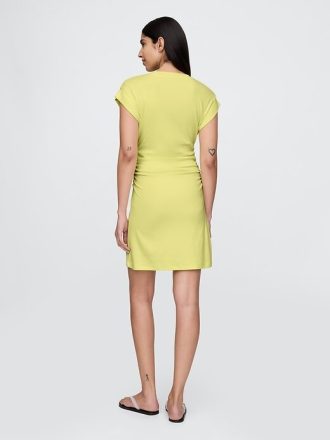 Modernes geripptes Minikleid mit Rüschen