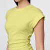 Modernes geripptes Minikleid mit Rüschen Modernes geripptes Minikleid mit Rüschen