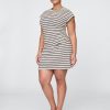 Modernes geripptes Minikleid mit Rüschen Modernes geripptes Minikleid mit Rüschen